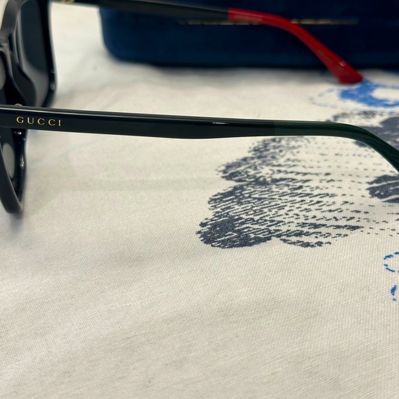 Gucci sunglasses with authenticity card, cloth and case. Perfect condition. - Picture 9 of 14